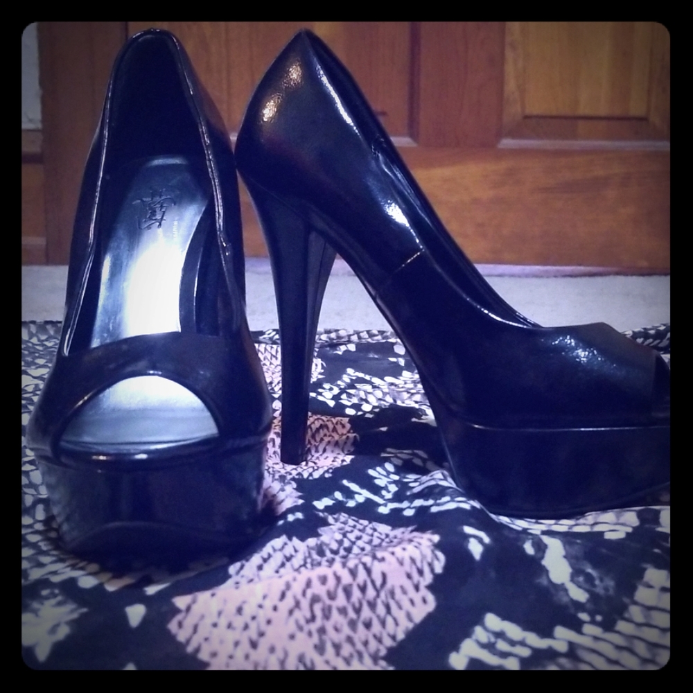 Black patent leather peep toe pump